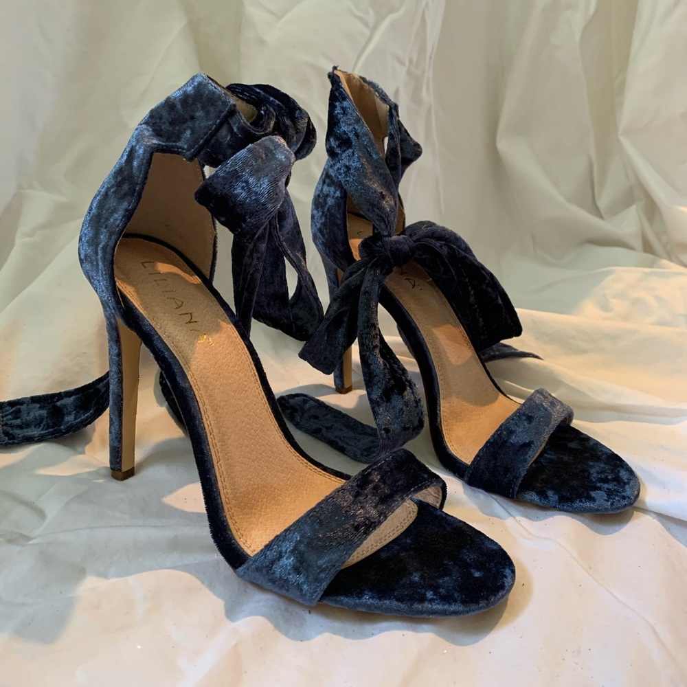 Gorgeous blue crushed velvet shoes with bow ties.